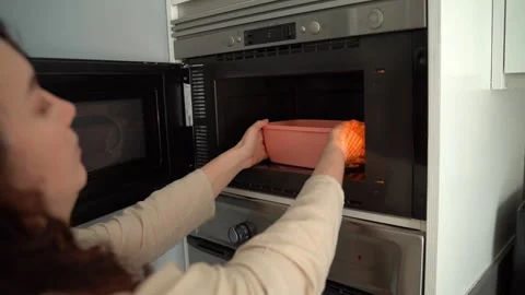 Lunchbox microwave warming up the dinner Stock-Footage 240573814