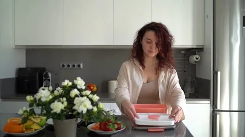 Lunchbox preparing food kitchen Stock-Footage 240573596