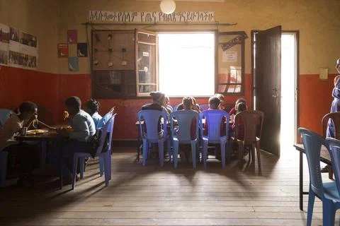 Lunchtime at the Humedica tutorial school inside Mercato. Mercato neighbor... Foto stock