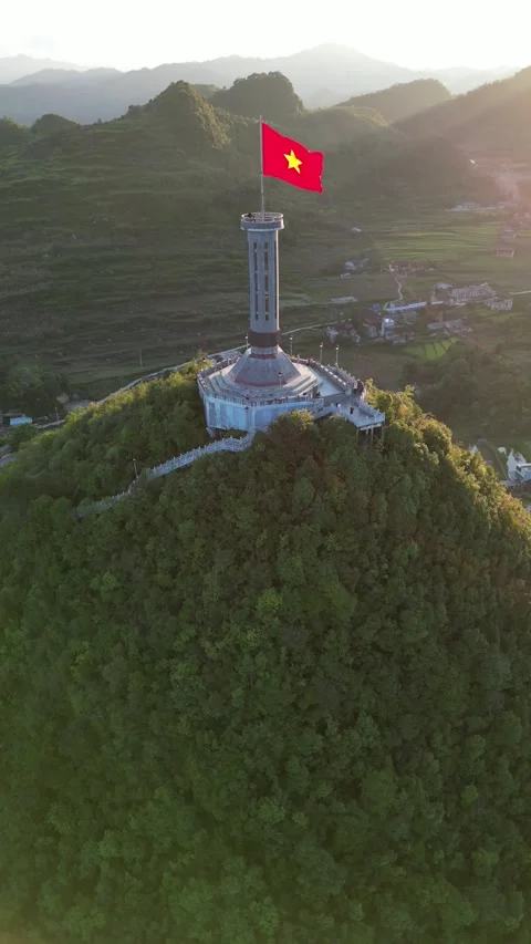Lung Cu Flag Tower Waving Vietnamese Flag at Sunset in Ha Giang, Vietnam Video stock 334619423