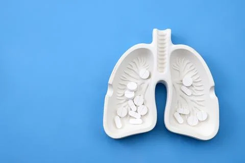 Lung model containing white pills for respiratory treatment Fotos Stock
