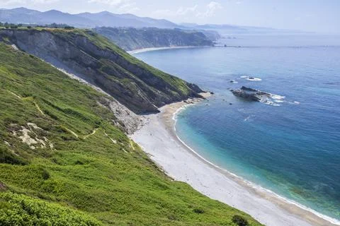 Lush cliffs embracing a remote beach along the Cantabrian Sea Stock-Fotos