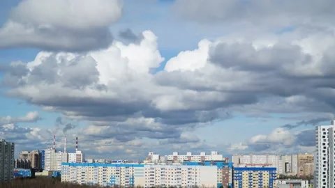 Lush clouds on the background of the city 库存影片 131877078