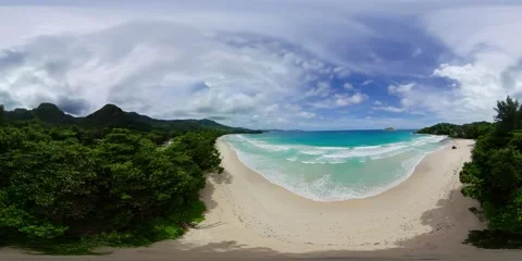 Lush coastline with turquoise waves and mountain backdrop. Mahe, Seychelles. Stock Footage 343334694