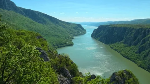 Lush forests frame the water's gentle curve. Balkan, Eastern Europe, POV Vídeo Stock 333348964