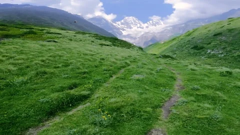Lush green Darma valley with snow covered panchachuli mountain peaks of him.. Stock-Footage 305530226