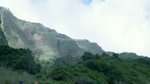 Lush green mountain landscape on a cloudy day Vídeos de archivo 333695128