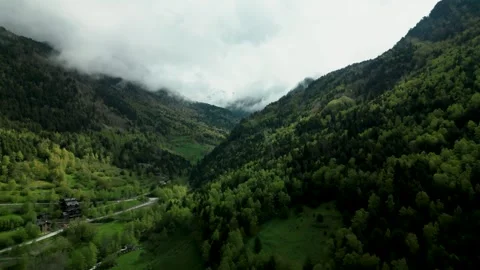 Lush Green Mountain Valley Landscape in Andorra with Misty Clouds Vidéo 323767802