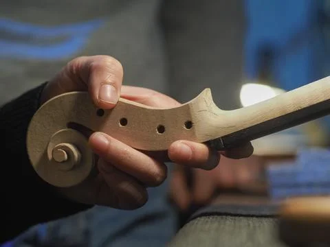 Luthier working with a classic violin scroll - violinmaking art Stockfoto's