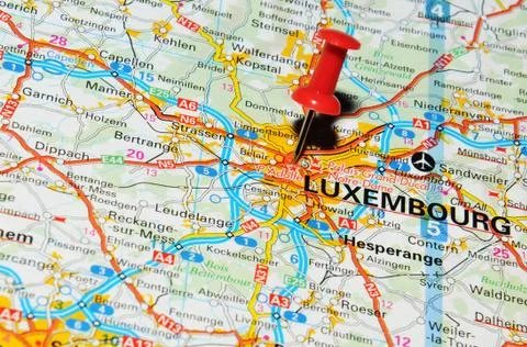 Luxembourg marked with red pushpin on map Foto stock
