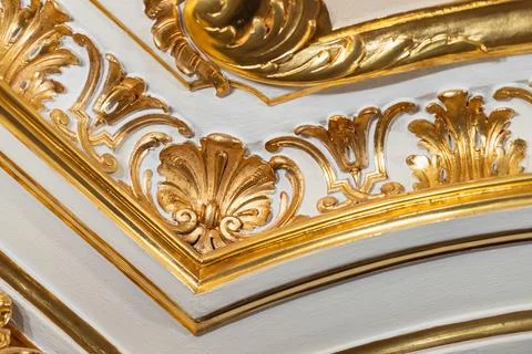 Luxurious ceiling corner ornament featuring gilded swirling acanthus scrolls 스톡 사진