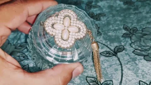 Luxurious Crystal Glass Container Featuring Ornate Gold Floral Lid Detail 库存影片 333493646
