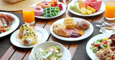 Luxurious hotel breakfast buffet with fresh pastries, eggs Benedict, Vídeos de archivo 312001250