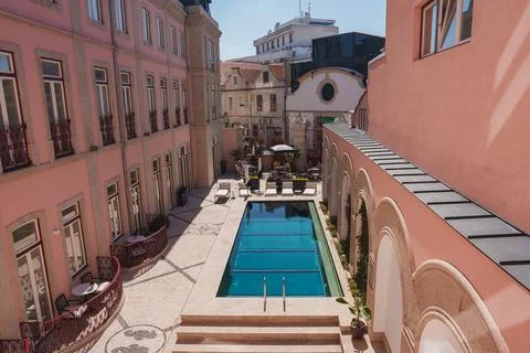 Luxurious Hotel Courtyard with Rectangular Pool and Elegant Architecture 스톡 사진