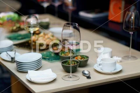 Luxurious linens in the blame for the wedding table Stock Photos