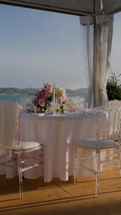 Luxurious wedding reception table elegantly decorated with a pink rose bouquet Video stock 344007366