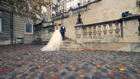 The luxury bride goes to meet the bride in the central square of the old town Stock Footage 129509354