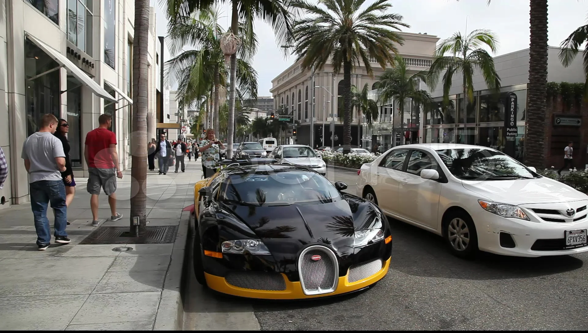 Just a Bugatti sitting on Rodeo Drive : r/cars
