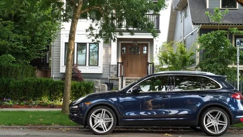 Luxury car parked in front of nice house in the suburb Vidéo 78614073