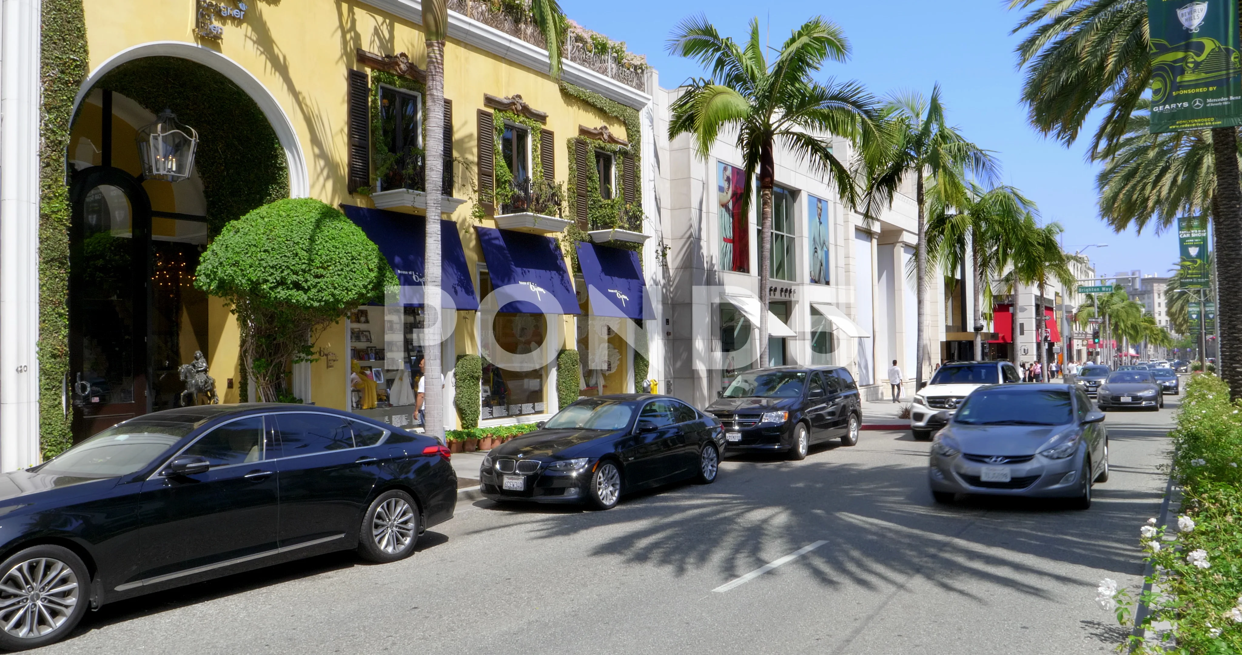 Luxury cars driving on Rodeo Drive in Be, Stock Video