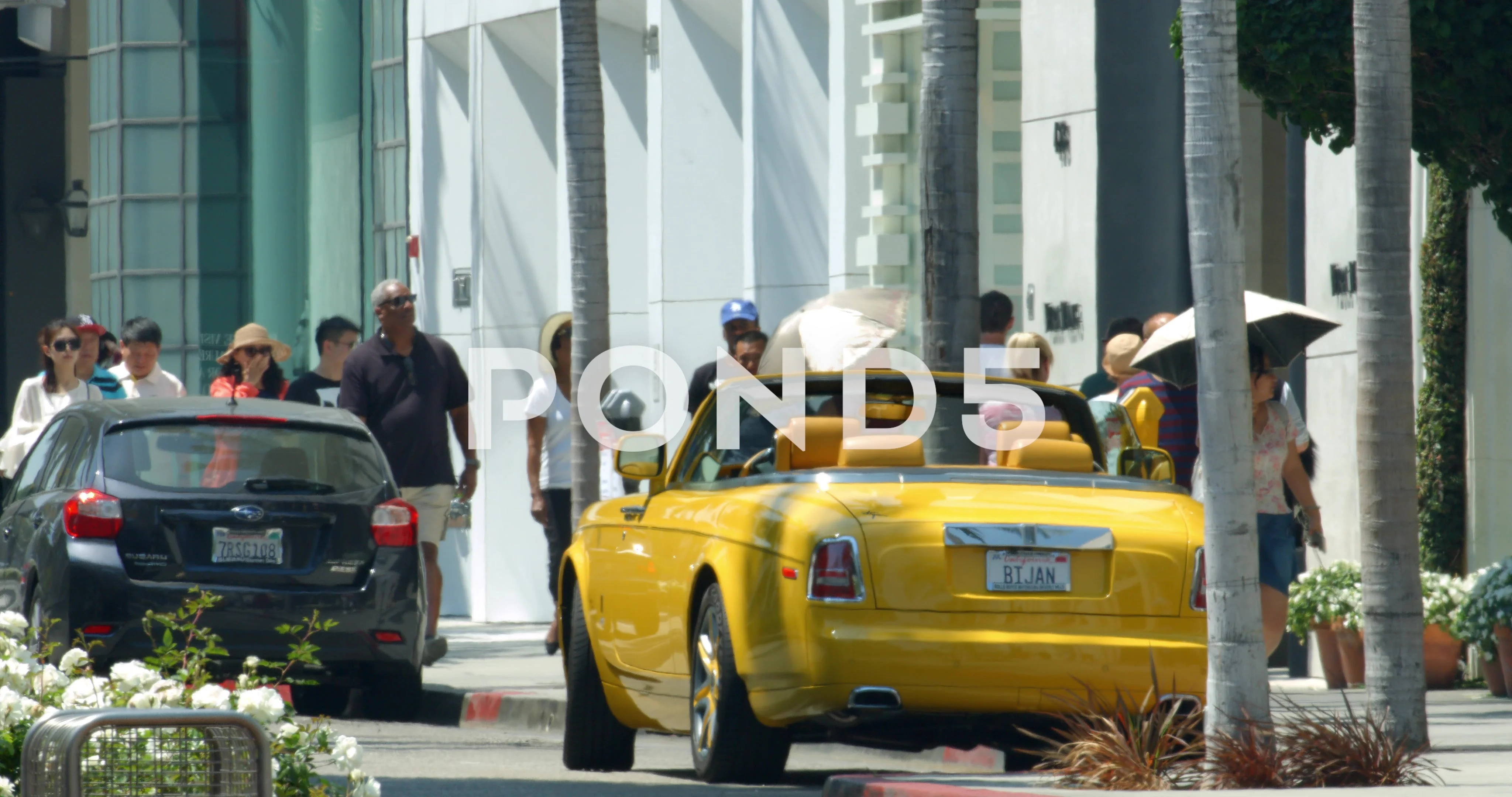 Luxury cars driving on Rodeo Drive in Be, Stock Video