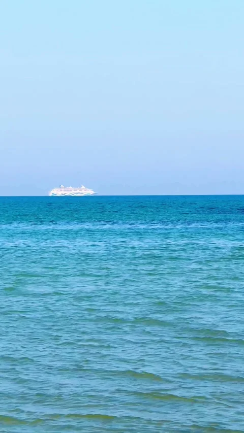 Luxury cruise ship sails on distant horizon of sea Vídeo Stock 334593524