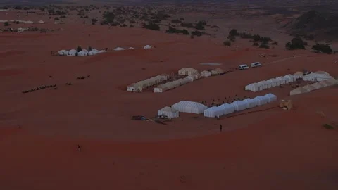 Luxury desert camp in Erg Chebbi dunes near Merzouga, Morocco Vidéo 337982274