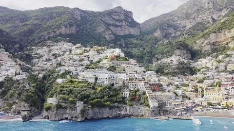 Luxury Drone View of Positano Cliffside Villas on the Amalfi Coast in Italy Vidéo 334722768