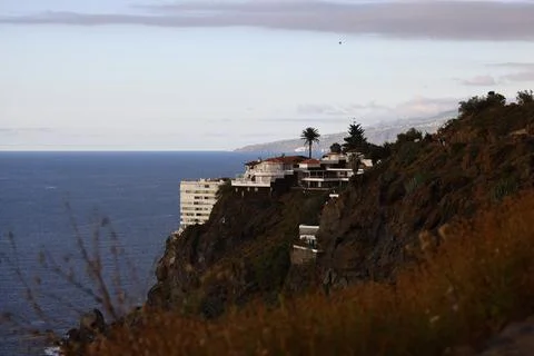 Luxury homes on volcanic cliffs overlooking the Atlantic Ocean in Tenerife Stockfoto's