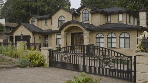 Luxury house with gates. 動画素材 140294467