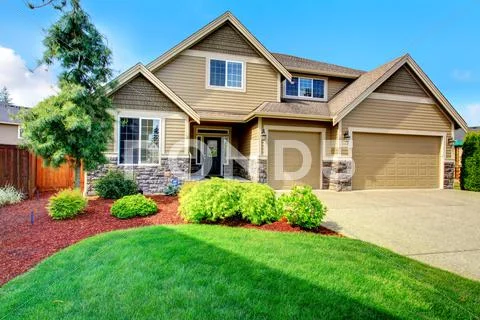 Luxury house ith beautiful curb appeal Stock-Fotos