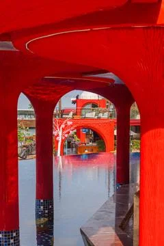 Luxury Infinity Pool with Red Organic Architecture in Sunset Town Phu Quoc Foto stock