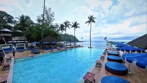 Luxury Infinity Pool Resort Overlooking the Sea in Phuket Thailand Stockbeeldmateriaal 348408432