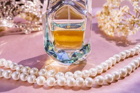 Luxury perfume in beautiful bottle with white pearls necklace and accessory o Foto stock
