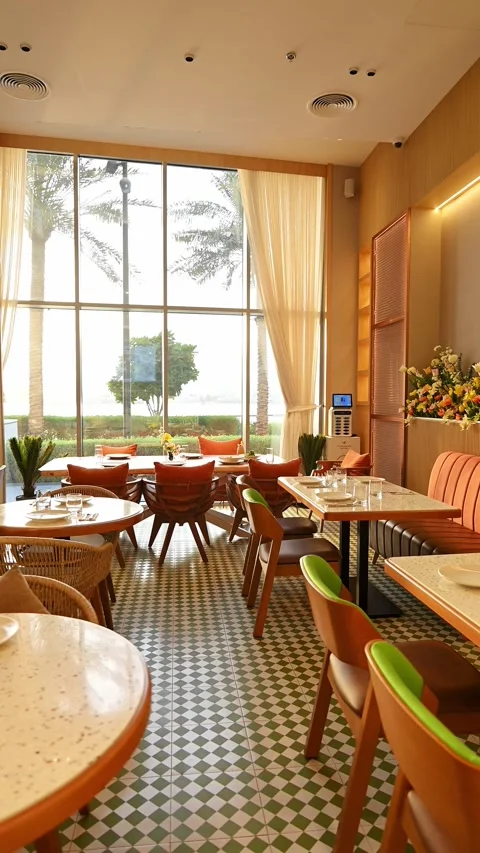 Luxury restaurant dining room with warm sunlight, and elegant floral arrang.. Vídeos de archivo 338053582