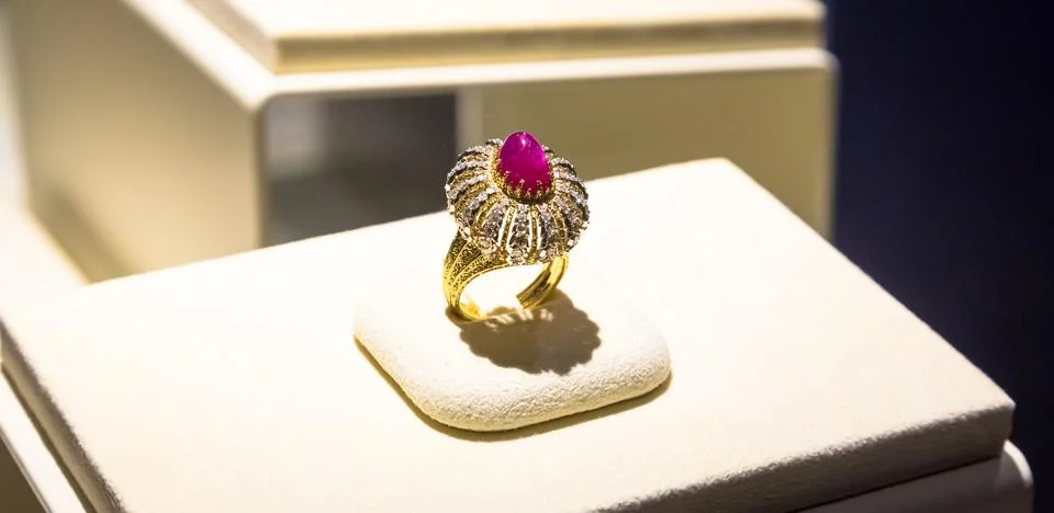 Luxury ring with giant ruby gem 스톡 사진