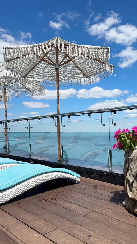 Luxury rooftop terrace with white boho umbrellas 库存影片 337316866