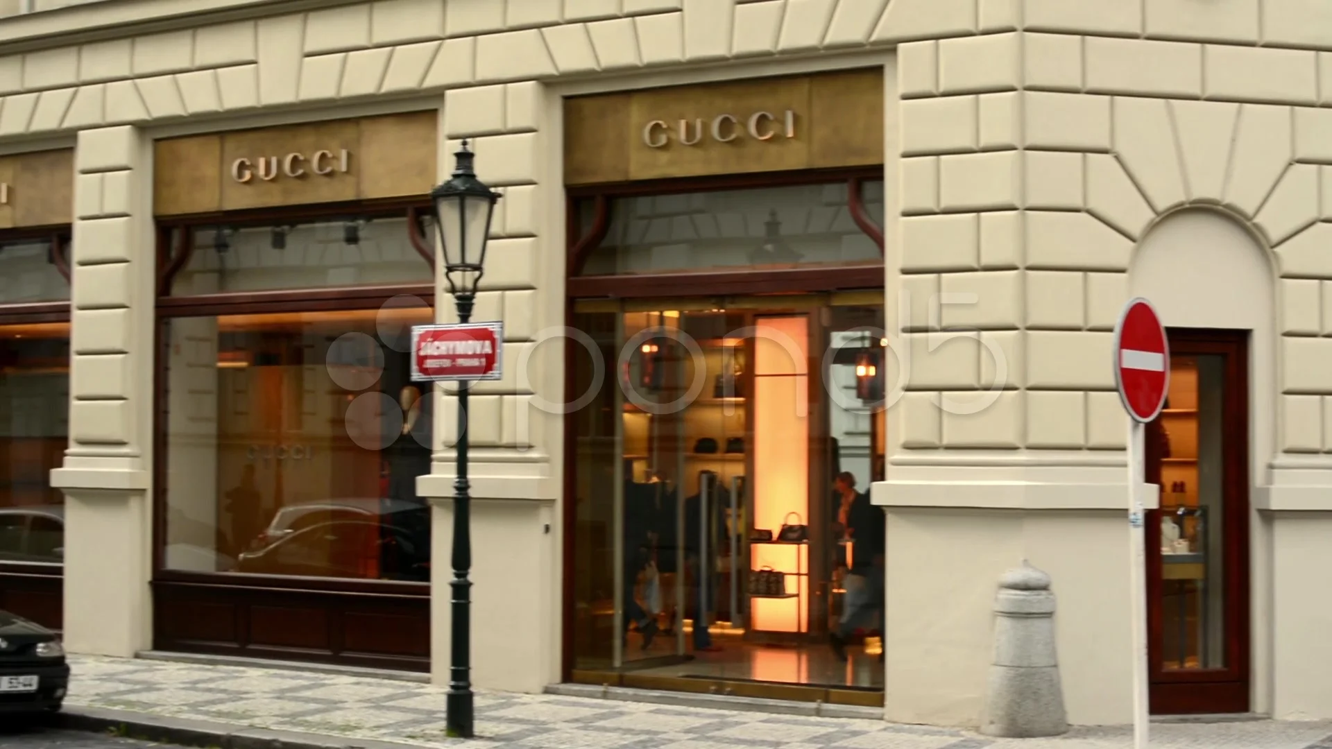 Gucci in South Coast Plaza luxury shoppi, Stock Video
