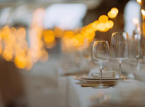 Luxury table settings for fine dining with and glassware, beautiful blurred.. Foto stock