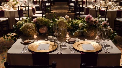Luxury wedding table setting with gold plates and flowers, slider shot Vidéo 104820570
