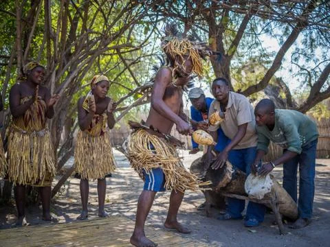 Luzibalule, Namibia - August 13, 2015: Medicine man and others dancing to Foto stock
