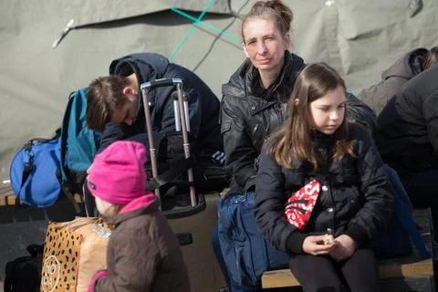 Lviv, Oblast, Ukraine, UA - Ukrainische Kriegsfluechtlinge sammeln sich vo... Stock Photos