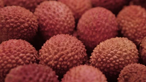 Lychee fruit. Close-up camera slowly moves down and showing lychee fruit Vidéo 207951177