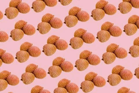 Lychee pattern on colorful pink background bright light exotic tropical fruit. Fotos de archivo