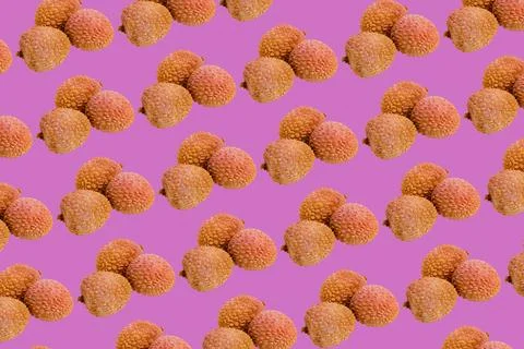 Lychee pattern on colorful pink background bright light exotic tropical fruit. Fotos de archivo