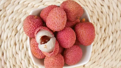 Lychee on a plate, rotated. 스톡 동영상 242069362
