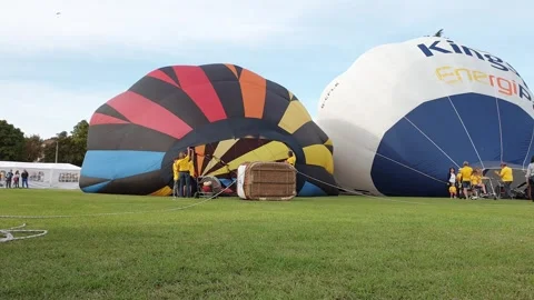 Lying down hot air balloon in grass of Italy Vidéo 280891685
