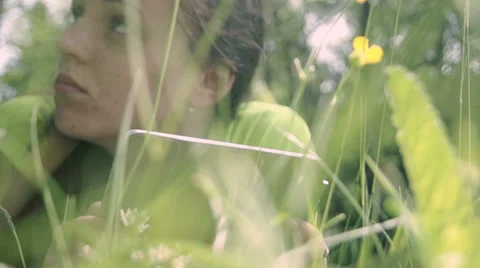 Lying in the grass with a tablet in hands Vidéo 39306995