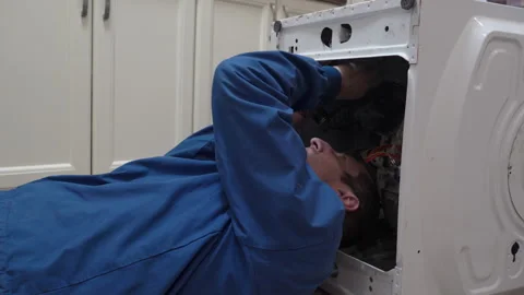 Lying master repairs a washing machine Video stock 318220012