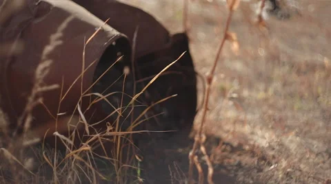 Lying old rusty barrel of trash 库存影片 43843924